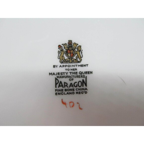 Paragon England Design Red 10 3/4" Scalloped Dinner Plate - Picture 5 of 7